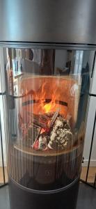 nid'Opale maison cosy à 3 minutes des plages في ويميريوكس: موقد بداخله نار +15 صورة