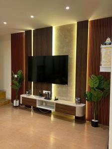 Una sala de estar con un televisor de pantalla plana grande en una pared. en Yara Villa, en Jāmb 17 fotos más