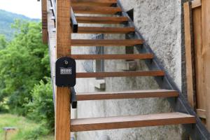 Saint-BéronにあるLe petit refugeの木製の階段