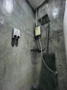 een badkamer met twee elektrische apparaten aan de muur bij New Ozone Resort & Spa in Koh Lanta +94 foto's