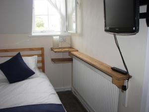 Postel nebo postele na pokoji v ubytování Seaways Cottage Hoylake