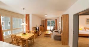 Brockenblick Ferienpark في شيارك: غرفة معيشة مع طاولة طعام وغرفة معيشة