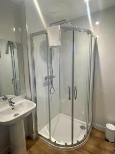 Bluebell Lodge 5 with Hot Tub في نيوتن ستيوارت: حمام مزود بدش ومغسلة +9 صور