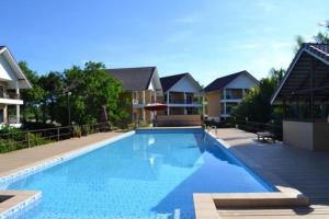 a large swimming pool in front of some houses at OYO 619 Water Palm Resort in Ban Nam Tok