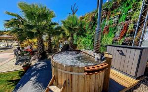 Φωτογραφία από το άλμπουμ του Brand New Apartment, Free Lagoon Access, Gym, Sauna, Hot Tub σε Εστεπόνα