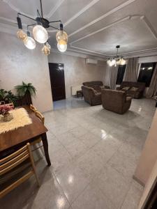 una sala de estar con un sofá y una mesa en ardan, en Amán