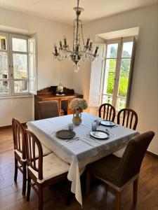 Gestiona2R - Narganes Mar y Montaña, ideal familias في Narganes: غرفة طعام مع طاولة مع كراسي وثريا