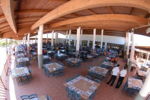 Un restaurante o sitio para comer en Villaggio Torre Del Faro