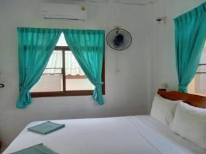 Postel nebo postele na pokoji v ubytování Palm Point Village