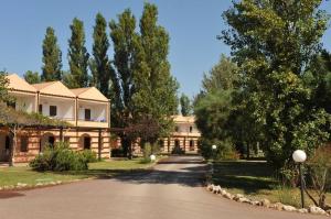 une grande maison avec une route devant elle dans l'établissement Villaggio Torre Del Faro, à Scanzano
