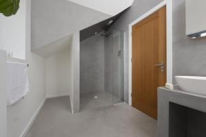 Copper Tree في Cubert: حمام مع حوض وباب خشبي +38 صورة