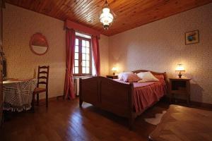 VaudoncourtにあるChambre avec Salon, Chez Marie-Joのベッドとテーブルと窓のある寝室