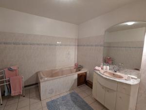 VaudoncourtにあるChambre avec Salon, Chez Marie-Joの浴槽と洗面台のあるバスルーム