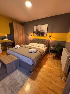 Postel nebo postele na pokoji v ubytování NAR Royalton Apartment #76