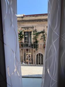- une vue sur un bâtiment depuis une fenêtre dans l'établissement A' Cantunera - Apartment, à Taormine