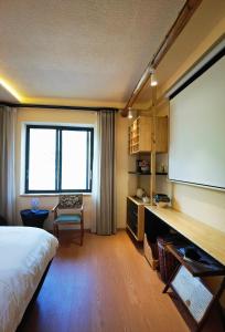 a room with a bed and a projection screen at Siguniang Mountain Lanxi Wild Luxury Hotel in Mount Siguniang