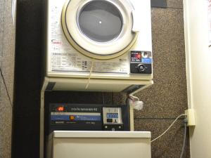 um rádio e uma televisão em cima de uma parede em Hotel Crown Hills Koriyama em Koriyama