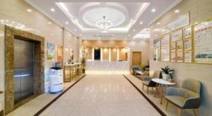 GreenTree Inn Jiaxing ZhongHuan South Road Zhonggang City Express Hotel في جياشينغ: ردهة مستشفى مع غرفة انتظار