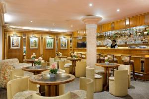 um restaurante com mesas e cadeiras e um bar em Hotel Atlântico Copacabana no Rio de Janeiro