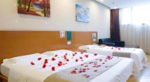 Postel nebo postele na pokoji v ubytování GreenTree Inn LangFang YanJiao Tianyang Plaza Express Hotel