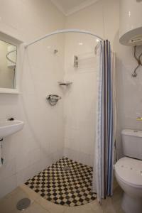 een badkamer met een douche en een geruite vloer bij Multi Apartamentos La Kasbah in Jerez de la Frontera +44 foto's