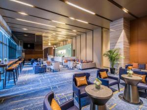 The QUBE Hotel Xiangyang في شيانغيانغ: بهو الفندق مع الكراسي والطاولات