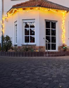Una casa con le luci di Natale davanti di Rhein-Lahn Auszeit a Lahnstein