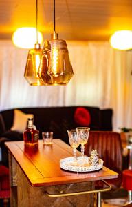 Una mesa con dos vasos encima. en Premium Stay, en Bad Ems