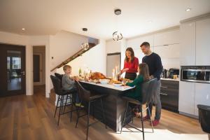 Kuchyň nebo kuchyňský kout v ubytování Chalet Élios , Private Hot Tub & Games, Ski