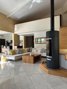 ein Wohnzimmer mit einem großen Kamin in der Mitte in der Unterkunft Villa Harmonie in Monteton