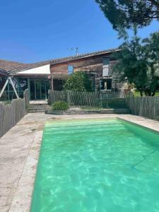 ein großer Pool mit Wasser vor einem Haus in der Unterkunft Villa Harmonie in Monteton