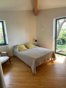 ein Schlafzimmer mit einem Bett mit gelben Kissen darauf in der Unterkunft Villa Harmonie in Monteton + 6 Fotos