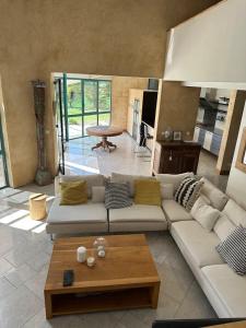 ein Wohnzimmer mit einer Couch und einem Couchtisch in der Unterkunft Villa Harmonie in Monteton