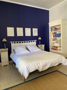 En eller flere senge i et værelse på L'Eucalyptus, charmante maison familiale, Arago