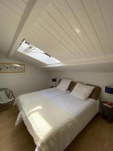 En eller flere senge i et værelse på L'Eucalyptus, charmante maison familiale, Arago + 12 billeder