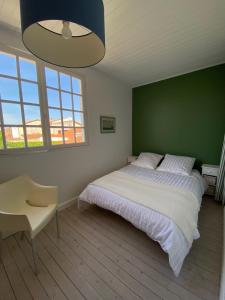 En eller flere senge i et værelse på L'Eucalyptus, charmante maison familiale, Arago