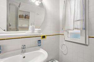 een witte badkamer met een wastafel en een spiegel bij 5 Terre - Lerici - Piccolo Golfo in Lerici +21 foto's