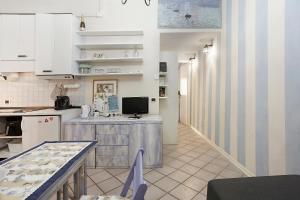 een keuken met witte kasten en een aanrechtblad bij 5 Terre - Lerici - Piccolo Golfo in Lerici