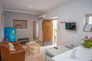 een woonkamer met een bank en een tafel bij Multi Apartamentos La Kasbah in Jerez de la Frontera