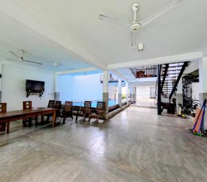 Habitación grande con mesa de comedor y sillas. en Lake View Villa, en Rajagiriya