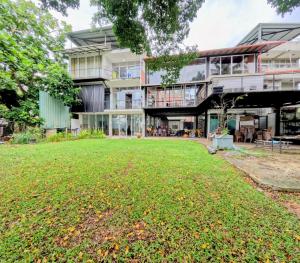 un gran patio frente a un edificio en Lake View Villa, en Rajagiriya