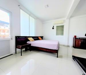 Un dormitorio blanco con una cama y una silla. en Lake View Villa, en Rajagiriya 23 fotos más