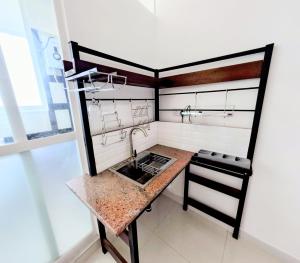 Una cocina con encimera con fregadero y estufa. en Lake View Villa, en Rajagiriya