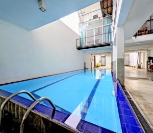 una piscina cubierta con azulejos azules en el suelo en Lake View Villa, en Rajagiriya