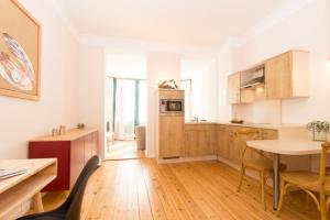 een keuken met houten kasten en een tafel met stoelen bij 1 Wellenklang in Rostock