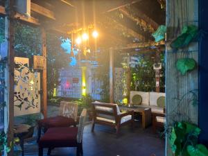 porche con sillas, mesa y banco en Angel Hotels, en Lagos