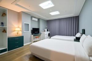 Postel nebo postele na pokoji v ubytování 영등포 브이아이피 호텔