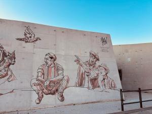 a mural on the side of a building at Jolie T2 dans le centre ville Aubagne in Aubagne