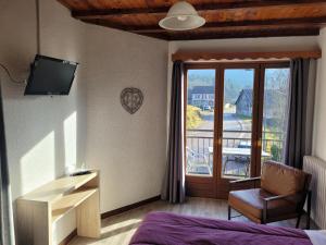 TV a/nebo společenská místnost v ubytování Les Jolis Coeurs