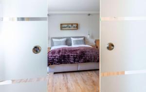 Ένα ή περισσότερα κρεβάτια σε δωμάτιο στο Ferienwohnung "Hirschbergsuite" - Mit Hotelfrühstück, Sauna, fast direkt am See